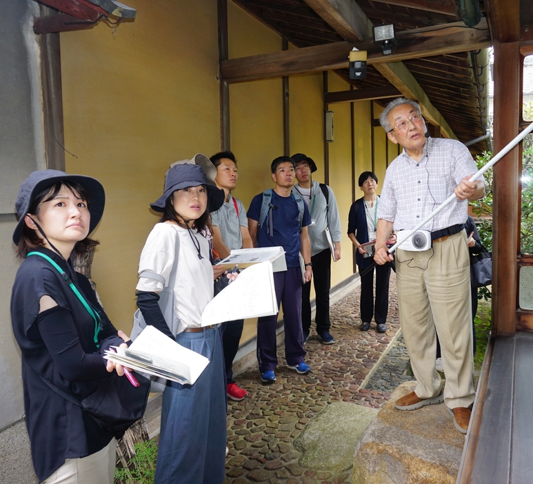 川端会長の案内で、市指定の川端家住宅のことを学ぶ篠山小の教職員ら＝兵庫県丹波篠山市河原町で