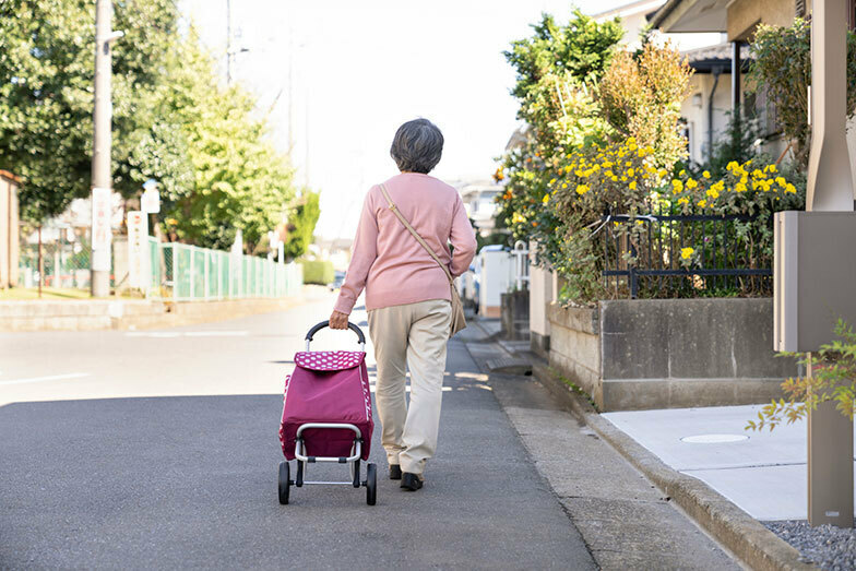 Iさんのお母さんは、認知症の症状もなく、少し離れたスーパーにも歩いて通うほど自分のことは自分でできる健康な人。にもかかわらず、年齢だけで入居できる賃貸物件はなかなか見つからなかった（画像提供／PIXTA）