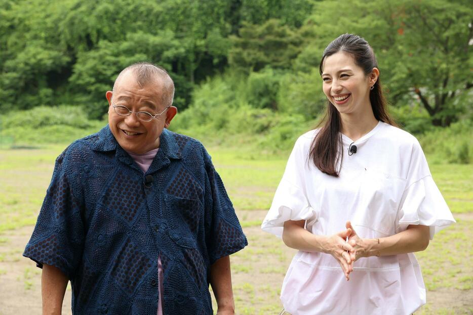 旅ロケ番組「鶴瓶サンドの夏旅in仙台」に出演する笑福亭鶴瓶さん（左）と中条あやみさん＝カンテレ提供