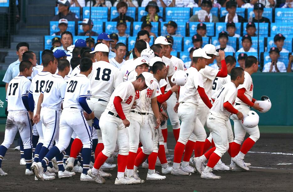 　延長で霞ケ浦に敗れ、肩を落とす智弁和歌山ナイン（撮影・山口登）