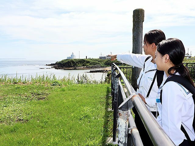 歯舞群島の貝殻島を眺める生徒＝納沙布岬