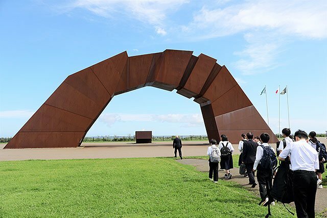 四島のかけ橋に向かって歩く生徒たち＝望郷の岬公園