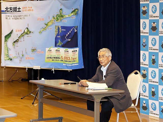 生徒たちに体験を話す元島民の得能さん＝北方四島交流センター