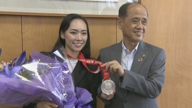 岡山県出身の小松原美里さん（左）と岡山市の大森市長（右）