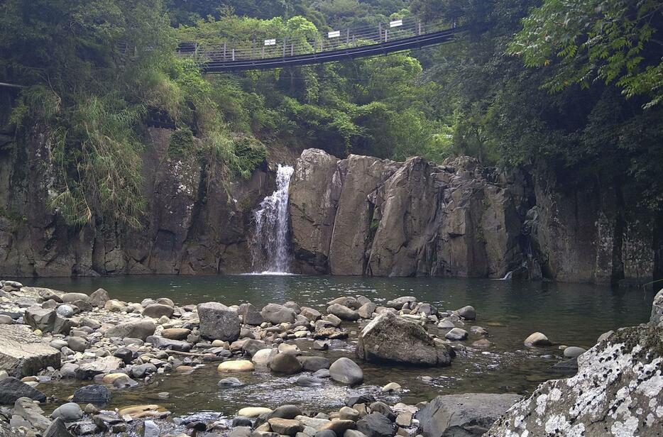 熊本県天草市の「轟の滝」＝19日（熊本県提供）