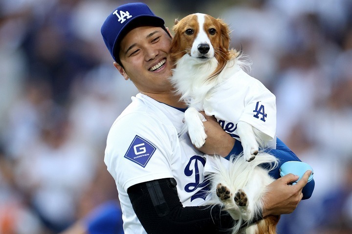 始球式に登場した大谷（左）とデコピン。(C)Getty Images