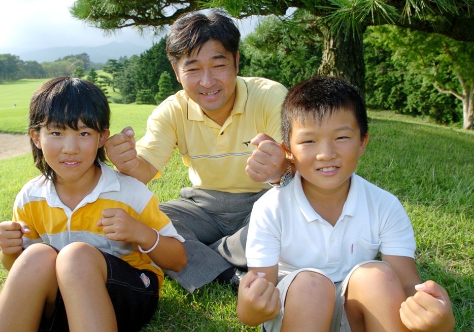 プロを目指した小学校時代の陣一朗。左は女子プロの琴乃、中央は父・尚樹さん