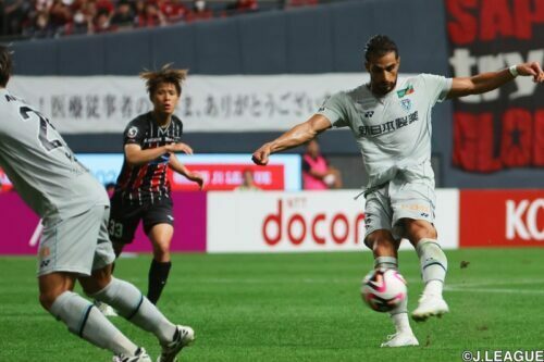 札幌と福岡が対戦した [写真]＝J.LEAGUE via Getty Images