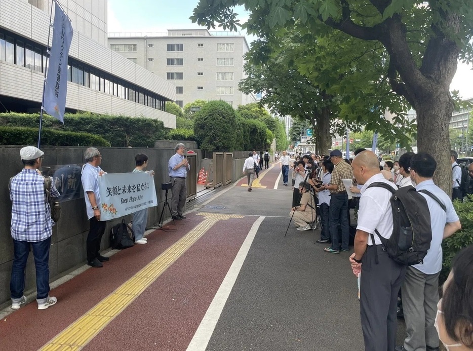 地裁前に集まった原告の支援者たち