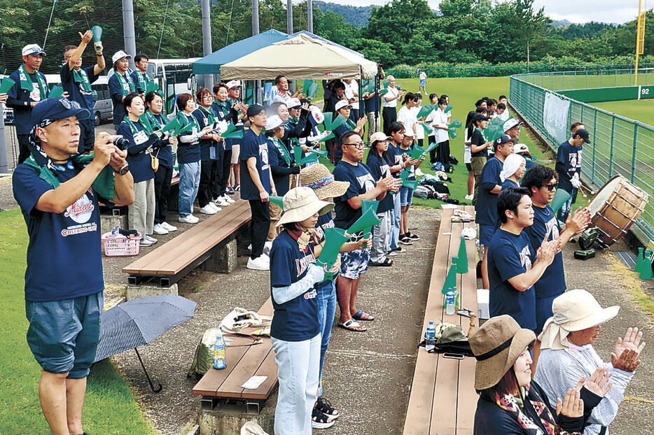 緑丘ナインを応援するため駆け付けた保護者や生徒