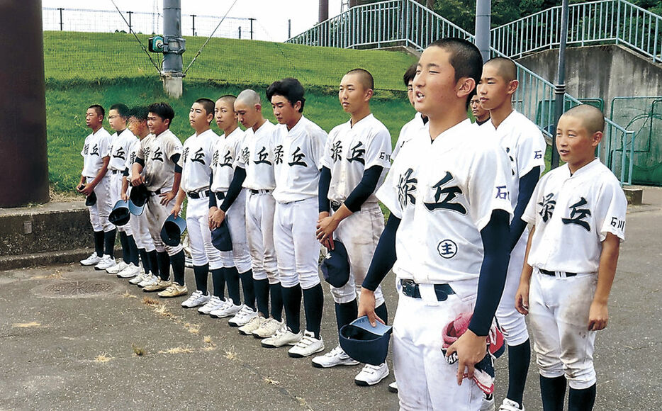 保護者を前にあいさつする瀬法司主将（手前）＝新潟県刈羽村の源土運動広場野球場