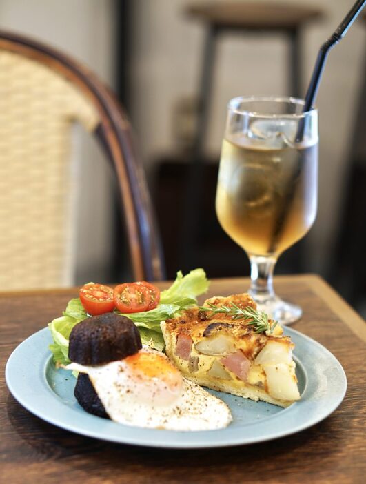 ブランチ（自家製ドレッシングのサラダ・ジャーマンポテトのキッシュ・目玉焼きを挟んだ食べるラー油とコーンのカヌレ）