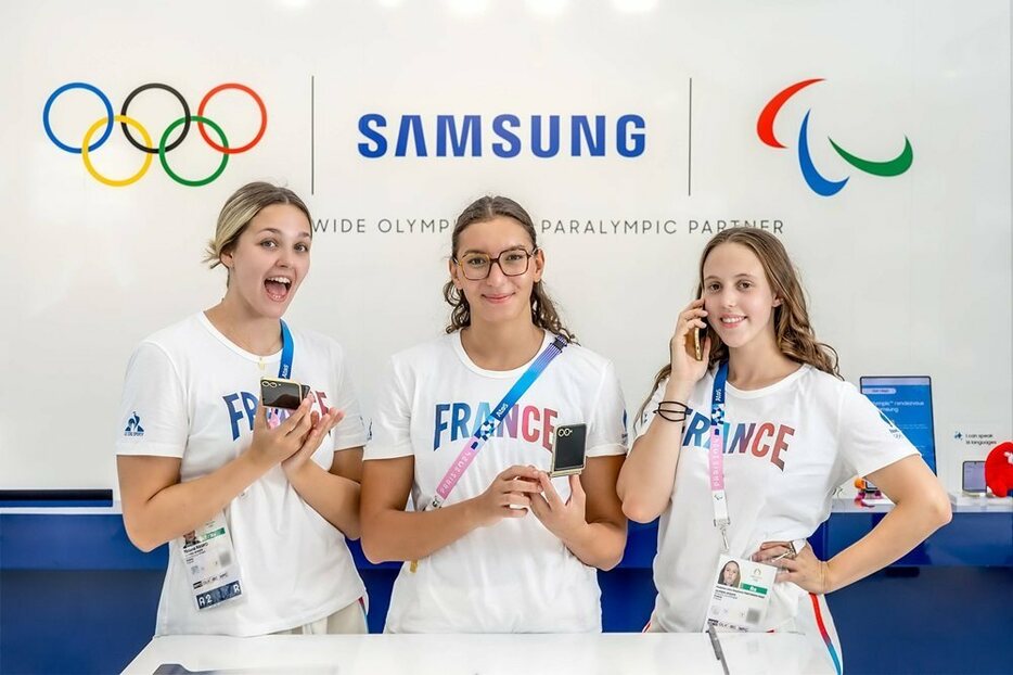 「Samsung Galaxy Z Flip6 Olympic Edition」を持ちポーズを取るフランスチームの選手