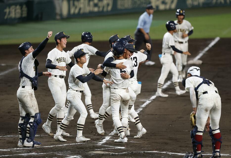 タイブレークの末、早実にサヨナラ勝ちし喜ぶ大社ナイン＝甲子園