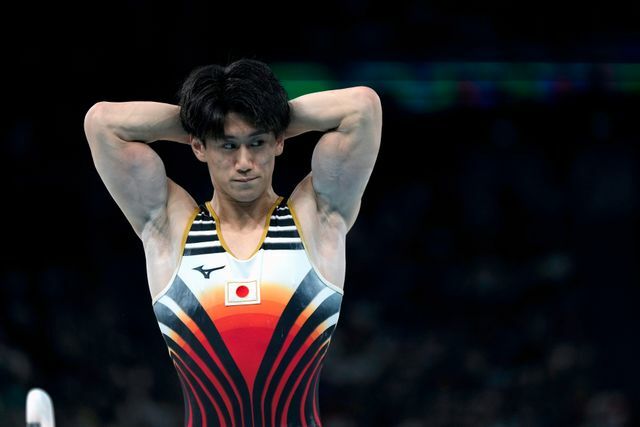 あん馬で落下し頭を抱える橋本大輝選手(写真：AP/アフロ)