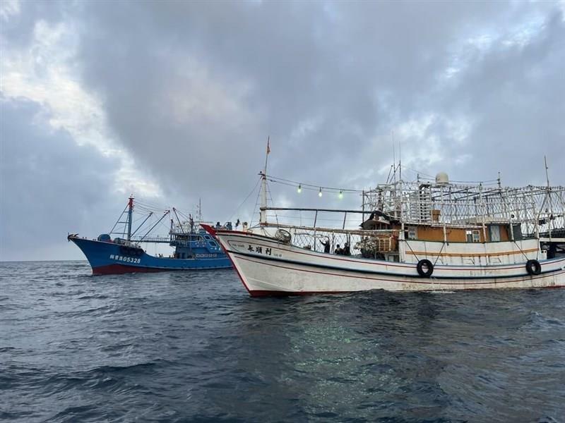 新北市北西の海域で衝突する台湾漁船「永順利6号」（手前）と中国漁船「閩晋漁05328」（海巡署艦隊分署提供）