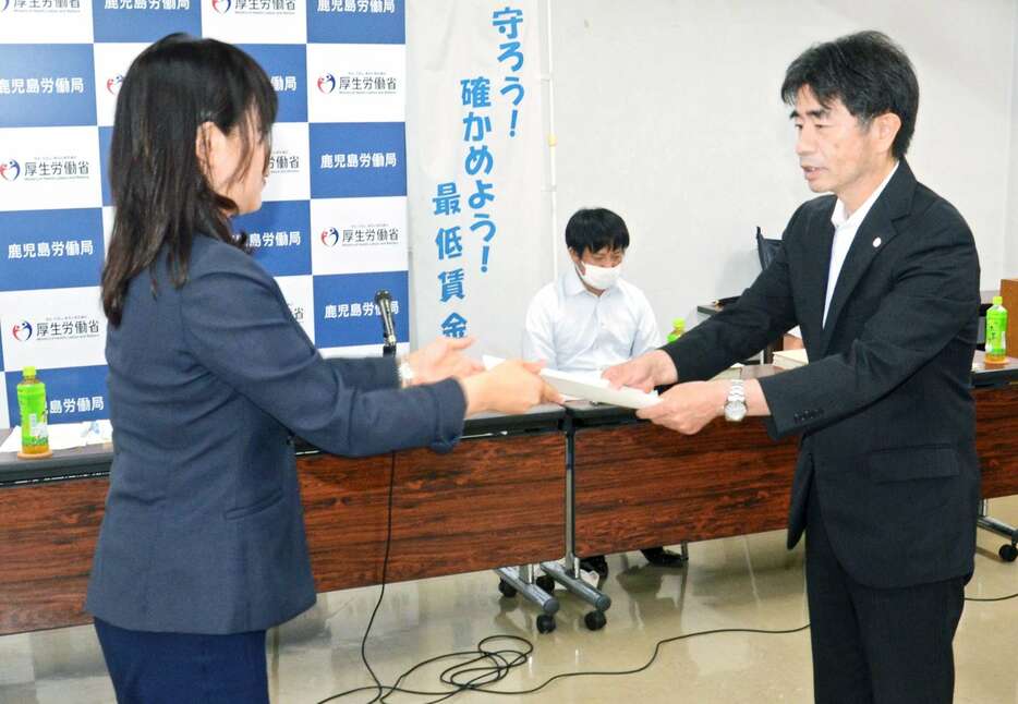 永野和則鹿児島労働局長（右）に答申書を手渡す鹿児島地方最低賃金審議会の松枝千鶴会長＝９日、鹿児島市