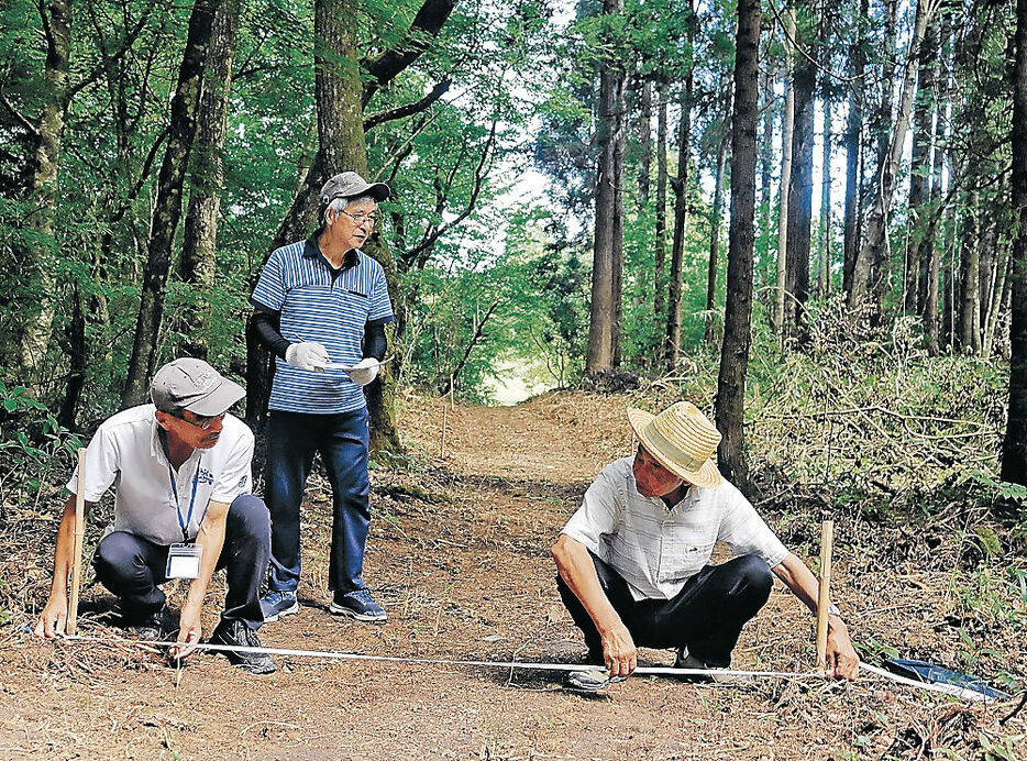 路面の状況を確認する関係者＝小矢部市石坂