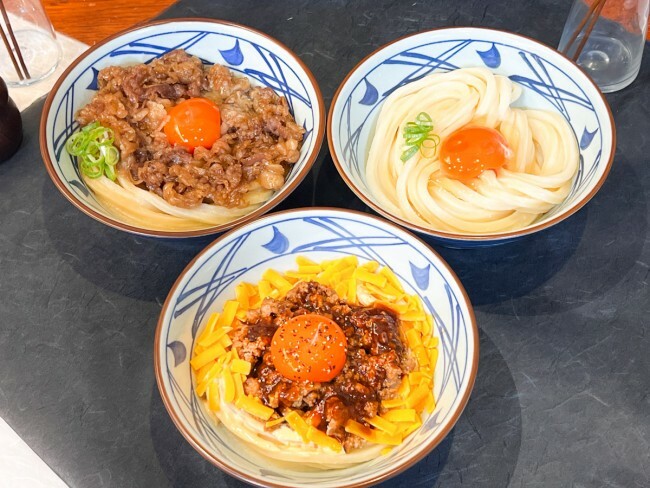 「丸亀製麺」新作は“チーズ＆デミグラスソース”の濃厚うどん！