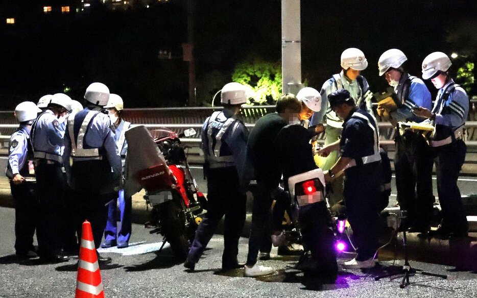 検問でバイクの排気音量を調べる警察官＝7月19日、広島市中区（画像の一部を修整しています）