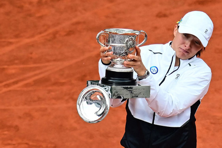 全仏オープンテニス、女子シングルス決勝。表彰式でトロフィーのふたを落とすイガ・シフィオンテク（2023年6月10日撮影）。