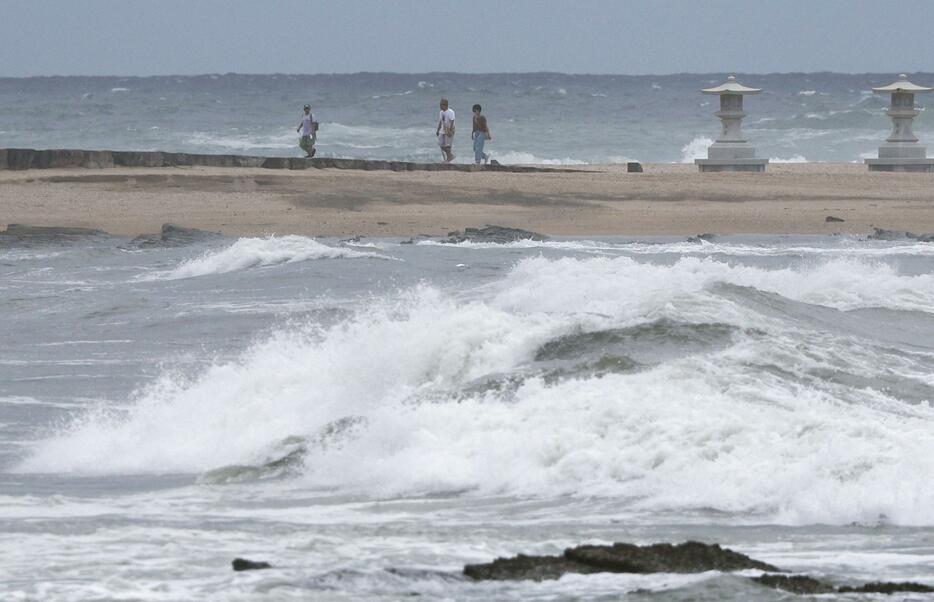 宮崎市の海岸に打ち寄せる波＝26日午後3時19分