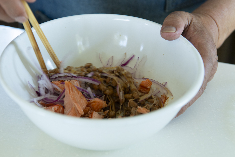 食材をあえるだけで手早く作れる納豆、塩鮭、玉ねぎの和えもの