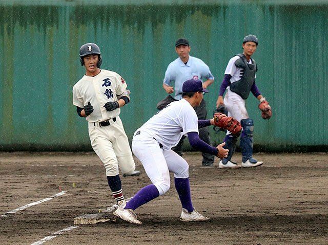 一塁ベースを駆け抜ける石動の選手