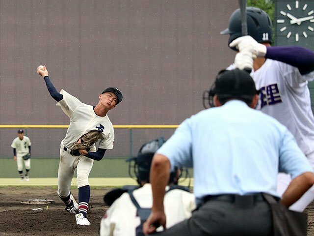 天理との招待試合で力投する石動の先発三門明＝小矢部野球場