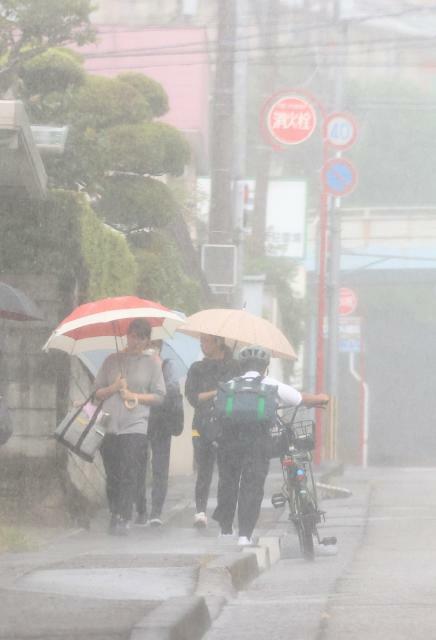 台風１０号の影響で時折、激しい雨に見舞われた宮崎市内＝２７日午後、宮崎市大塚台西２丁目