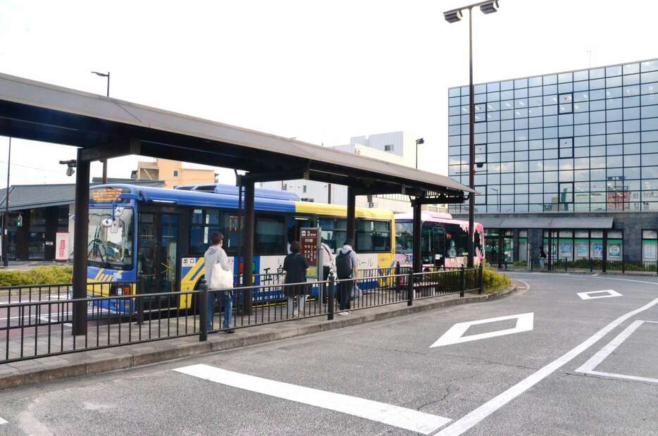 「金剛ふるさとバス」として運行する近鉄バス＝７月３０日、大阪府富田林市の富田林駅