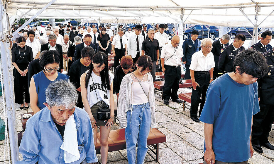 黙とうをささげる参列者＝１５日正午、金沢市の石川護国神社