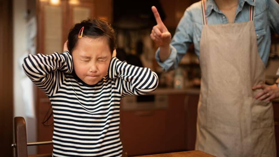 子どもを怒鳴りつける行動は“体罰と同等またはそれ以上”に有害だった｜研究で明らかに