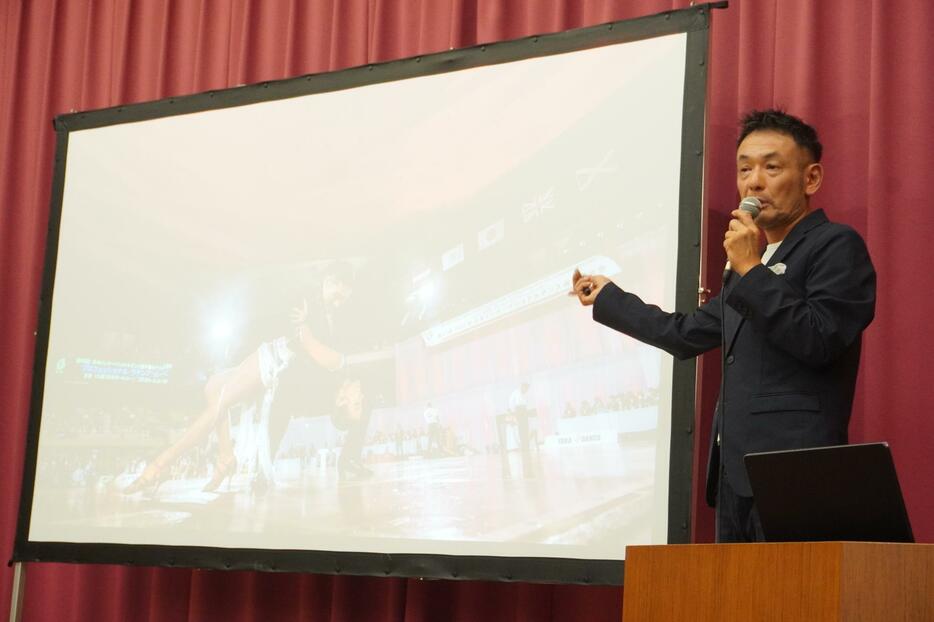 津山の名所について話す稲葉なおとさん=岡山県津山市、津山商工会館で