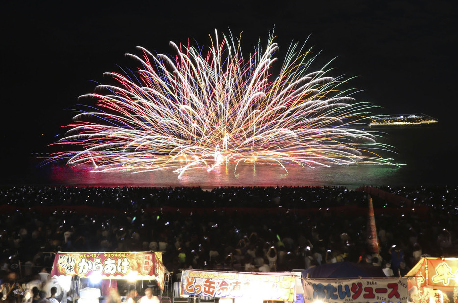 夜の海を彩る七里御浜の「熊野大花火大会」＝17日夜、三重県熊野市