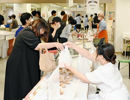 佐賀玉屋の本館閉館日、弁当やスイーツを購入する買い物客=18日、佐賀市中の小路