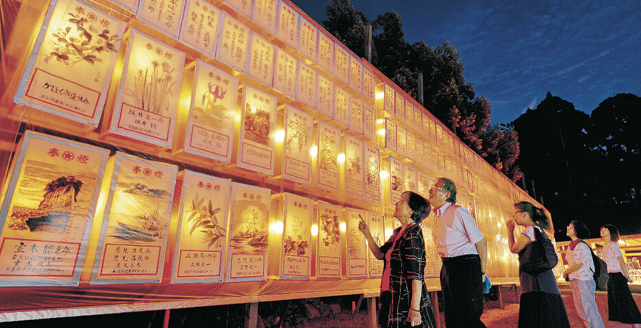 慰霊の明かりを見詰めて平和を祈る参列者＝金沢市の石川護國神社