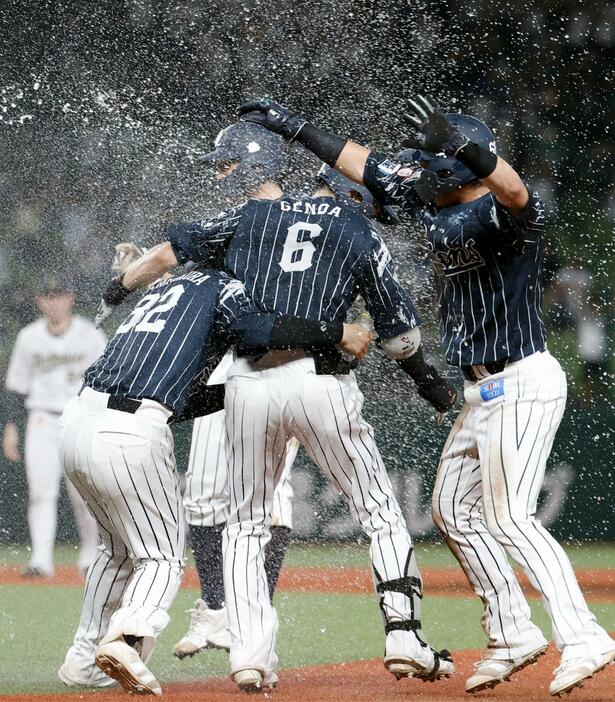 12回、オリックスにサヨナラ勝ちし、歓喜する源田（6）ら西武ナイン＝ベルーナドーム