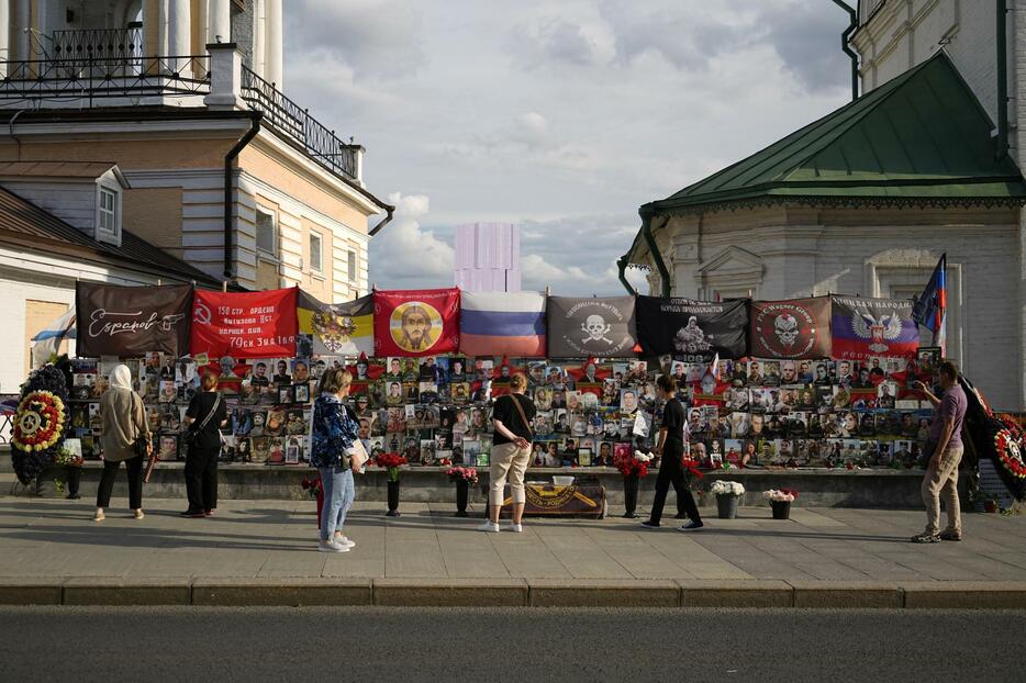 ロシアの民間軍事会社ワグネル創設者プリゴジン氏らの追悼碑周辺に立つ人々＝7月29日、モスクワ（AP＝共同）