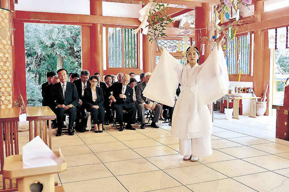 舞を奉納する神職＝富山市茶屋町の豊栄稲荷神社