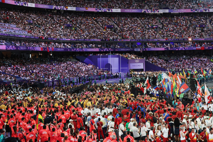 パリ五輪の閉会式。左下に日本選手団が並んでいる。(C)Getty Images