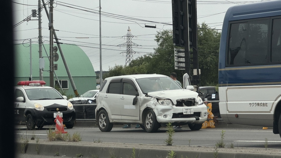 現場は信号機がある交差点