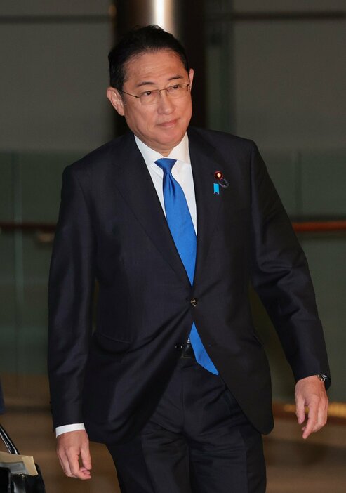 記者会見の6時間半後、官邸を無言で後にする岸田首相＝14日午後6時25分