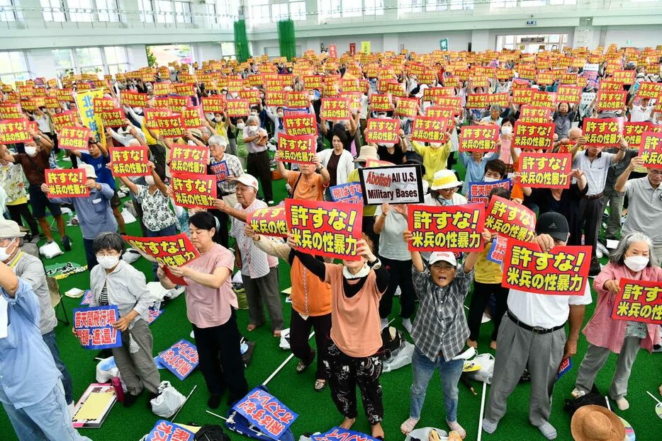 県民大集会で「がんばろう」とプラカードを掲げる参加者ら＝10日午後5時16分ごろ、宜野湾市のユニオンですからドーム（喜瀨守昭撮影）