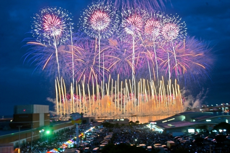 港町を彩った花火