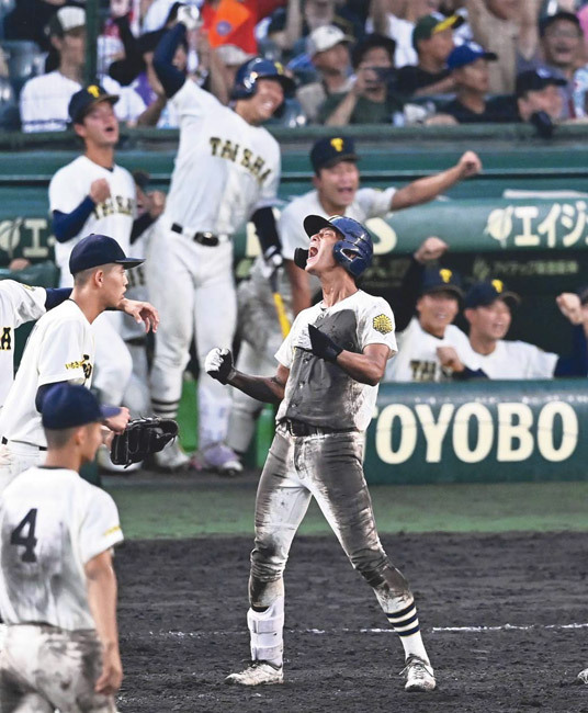 9回裏、内野安打を放ちガッツポーズする大社・藤江選手（19日、甲子園で）