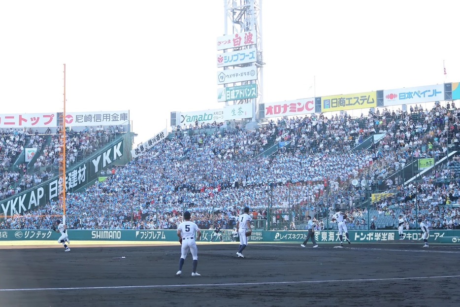 一塁側アルプスを埋め尽くした掛川西の大応援団（撮影：柳瀨心祐）