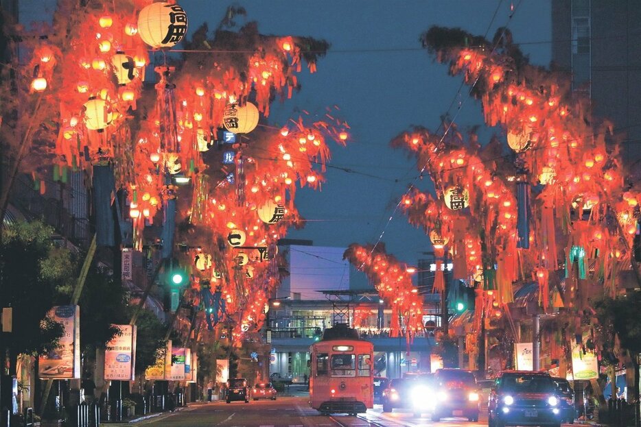 高岡の夏の夜を彩る大型の七夕飾り＝すえひろーど