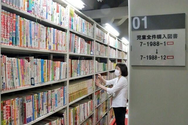 滋賀県立図書館の書庫。全点購入している児童書が年代順に並ぶ（大津市瀬田南大萱町）