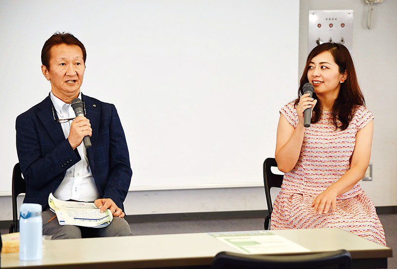 講師を務めた（左から）宇田亨さんと内原絵美さん＝本庄市役所6階大会議室